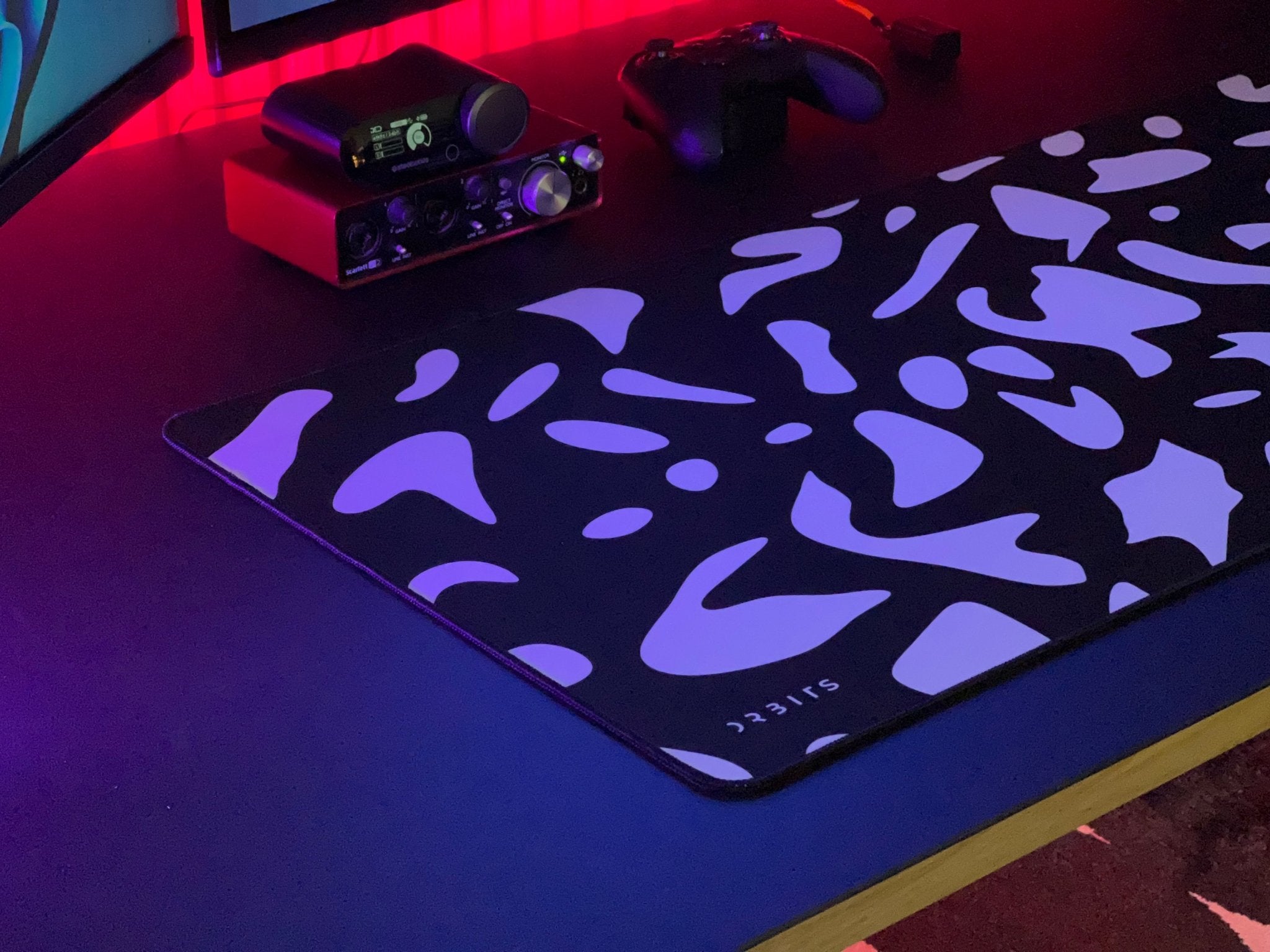 Surface One Musemåtte XL Dots Black på skrivebord i gaming setup | Orbits