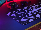 Surface One Musemåtte XL Dots Black på skrivebord i gaming setup | Orbits